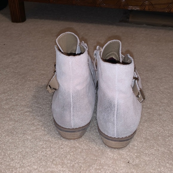 White leather ankle boots with squared toes - Picture 2 of 4